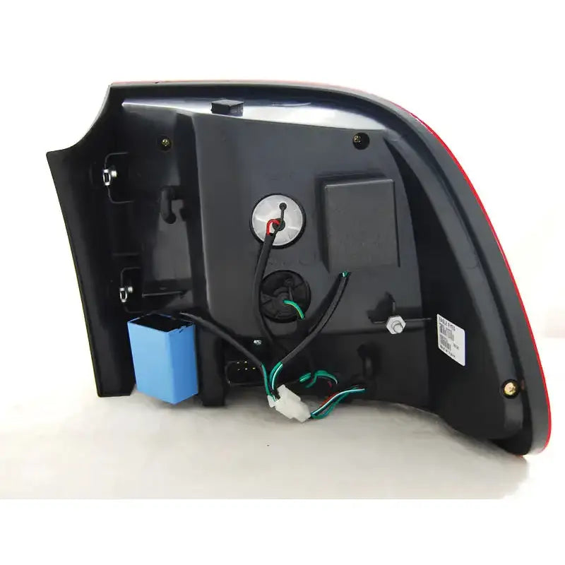 Baklys bakside av Porsche Cayenne 02-06 LED-lykt med ledninger og blå kontakt, sett skrått ovenfra.