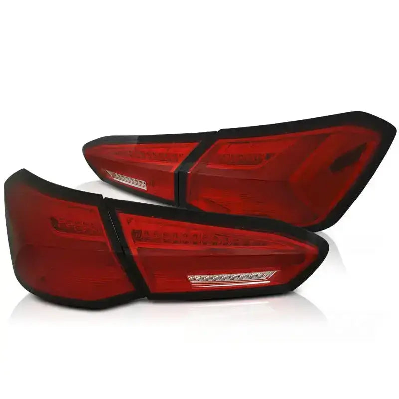 Baklykter Red White SEQ for Ford Focus 4 hatchback, avlange med svarte kanter mot hvit bakgrunn.