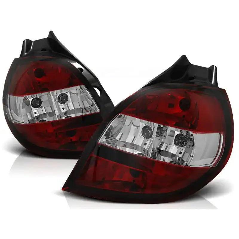 Baklykter Renault Clio 3 09.05-04.09 i klart glass og rød plast, trekvart vinkel mot lyst bakteppe.
