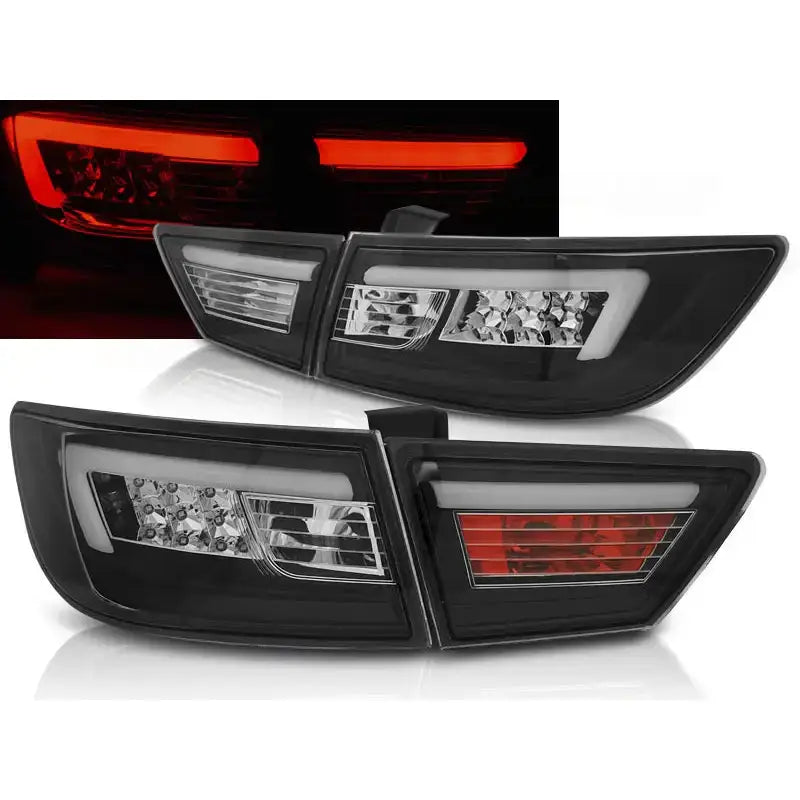 Baklykter Renault Clio IV Hatchback LED Bar Black vist fra skrå vinkel med sorte detaljer og tent rød belysning.