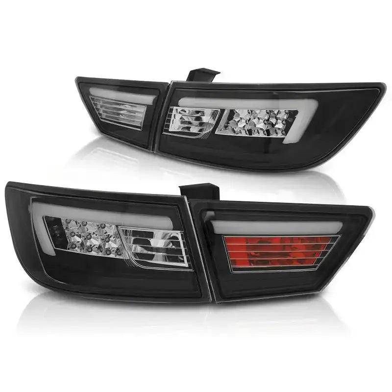 Baklykt Renault Clio IV LED Bar Black med røde detaljer, sett fra skrå vinkel mot hvit bakgrunn.