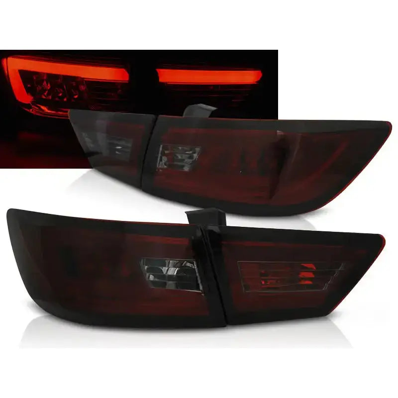 Baklykter Renault Clio IV LED Bar Red Smoke med sotet glass, tent rødt, sett fra skrå vinkel.