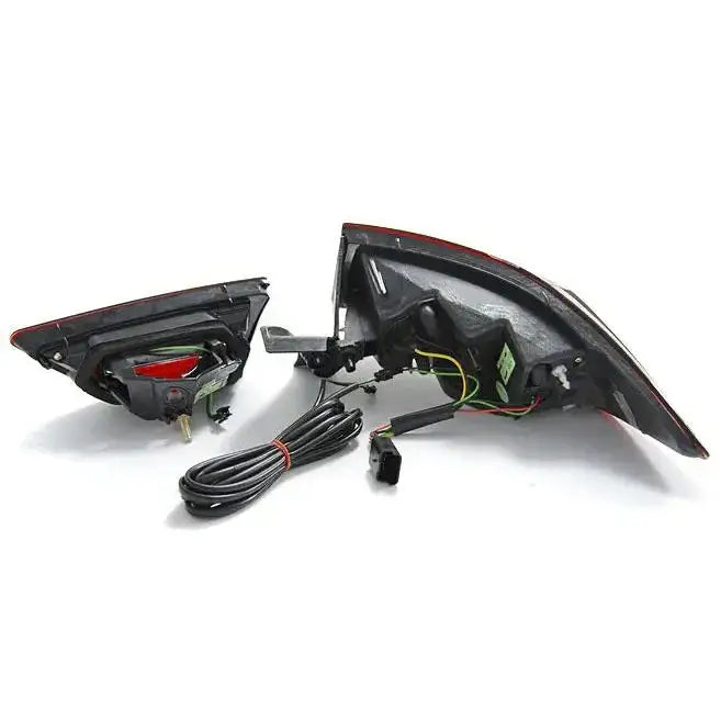 Baklykt Renault Clio IV LED Bar Red Smoke sett bakfra med synlige ledninger og kontakt.