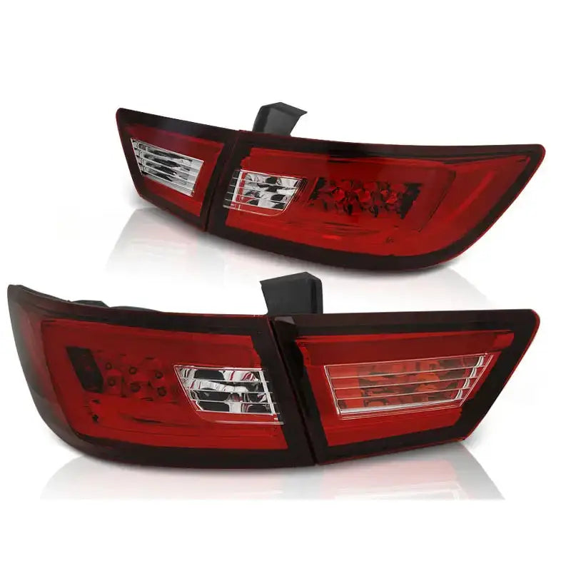 Baklykt Renault Clio IV LED Bar rød og hvit, sett fra skrå vinkel med reflektor og seksjoner.