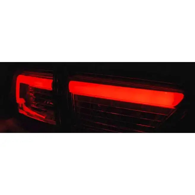 Baklamper Renault Clio IV LED Bar rød og hvit med horisontal LED-stripe vist i mørket.
