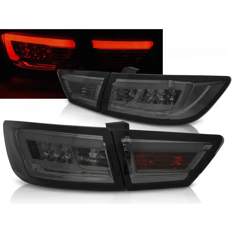Baklykter Renault Clio IV LED Bar Smoke i sotet plast, vist både avslått og med rødt lys.