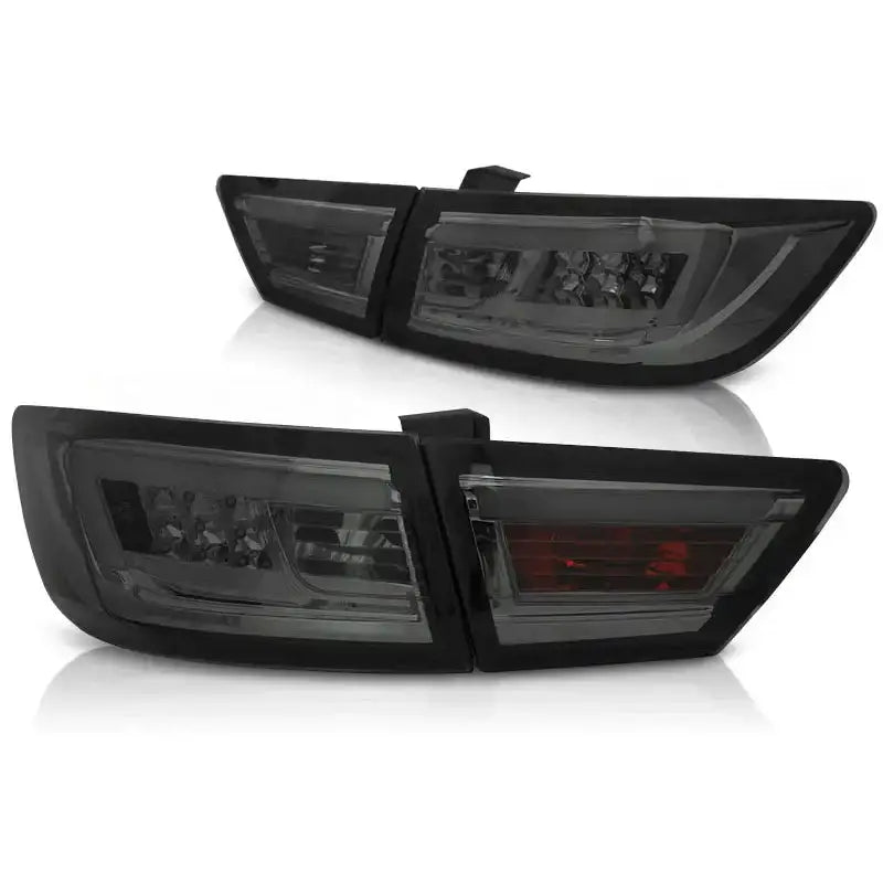 Baklykt Renault Clio IV LED Bar Smoke med røykfarget plast og røde lyselementer, sett fra skrå vinkel.