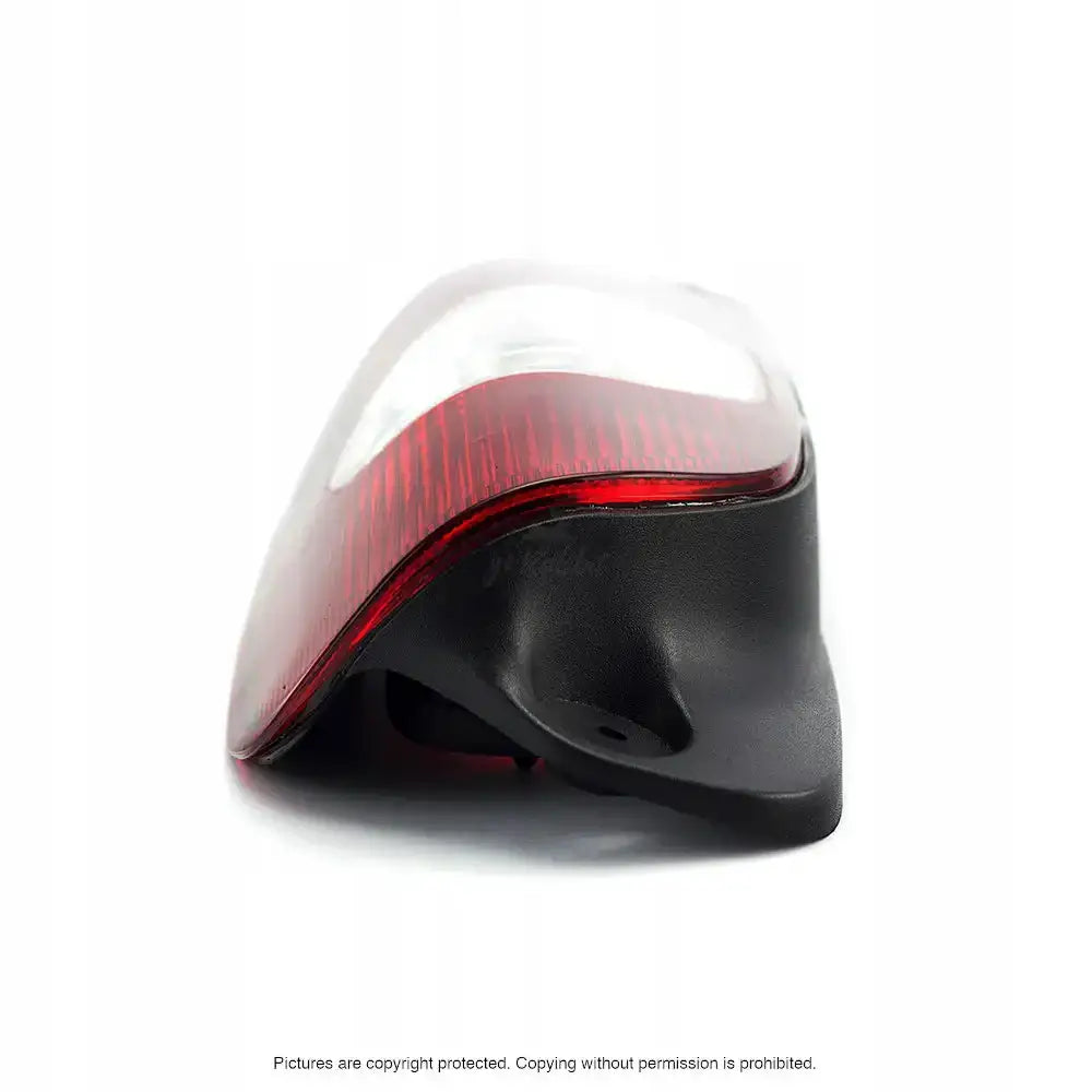 Baklykter Renault Master 04-10 med rød og klar plast, svart feste og synlig skruehull sett skrått forfra.