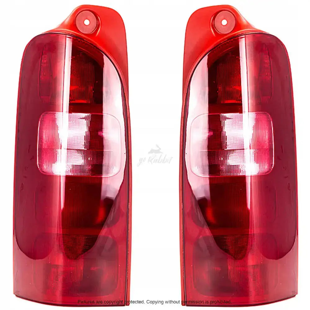Baklykter Renault Master 98-03 i rødt og klart plast, forfra med synlige monteringshull mot hvit bakgrunn.