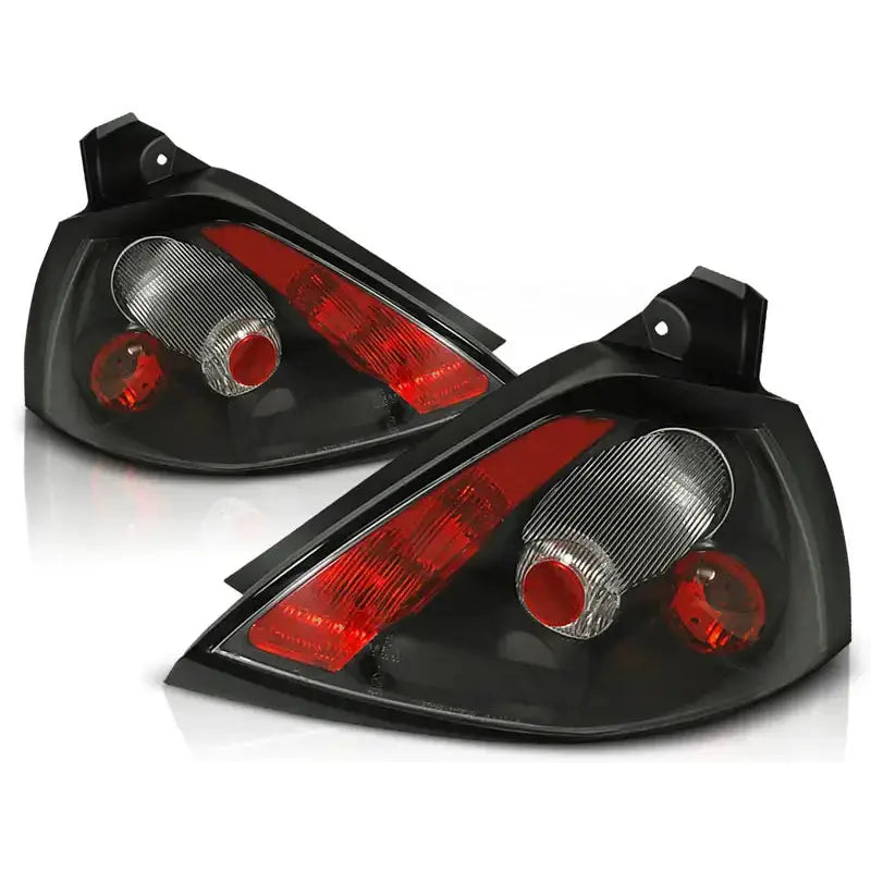 Baklykter Renault Megane II Black med røde og klare linser, sett fra skrå frontvinkel.