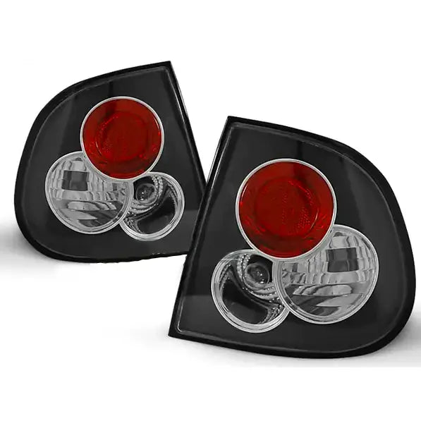 Baklykter Seat Cordoba 10.93-08.99 i sort plast med runde røde og klare linser mot hvit bakgrunn.