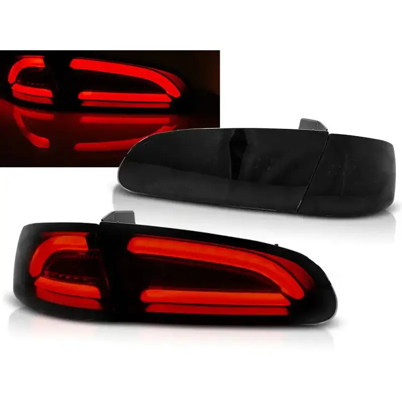 Baklykter Seat Ibiza 04.02–08 Smoke LED Bar, to sorte med rød LED vist fra skrå vinkel, lys av og på.