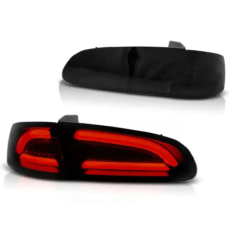 Baklykt Seat Ibiza LED Bar i sort, én lyser rødt og én avslått, vist fra skrå vinkel.