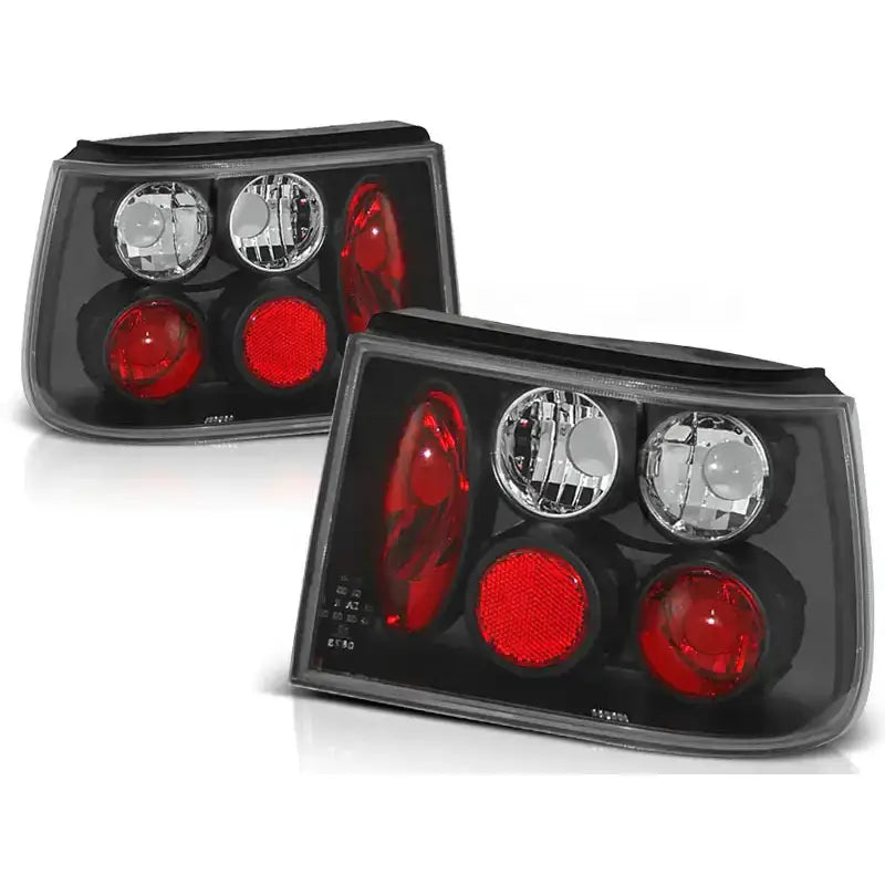 Baklykter Seat Ibiza 10.93-08.99 Black med fire sirkulære lys, sett fra skrå vinkel mot hvit bakgrunn.