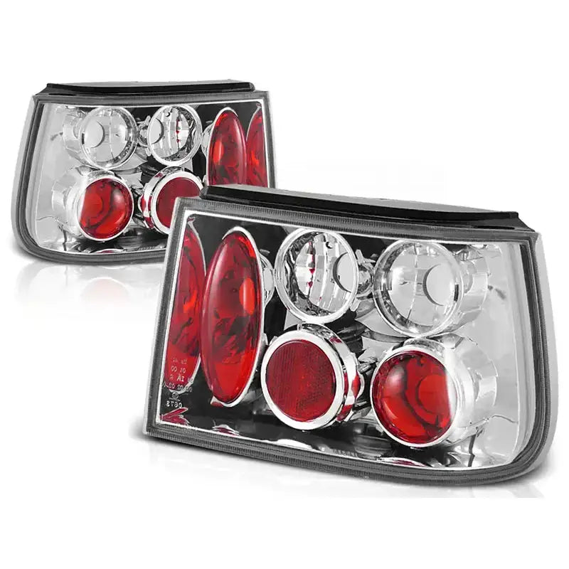 Baklykter Seat Ibiza 10.93-08.99 Chrome sett med klar plast og røde kromdetaljer, skrått forfra.