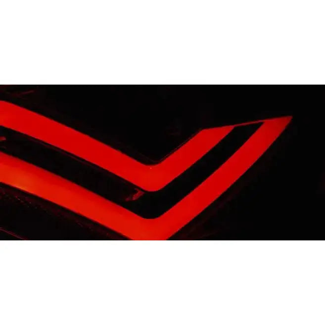 Baklykter Seat Ibiza 6J 3D med V-formede røde LED-lys på svart bakgrunn, detaljbilde.