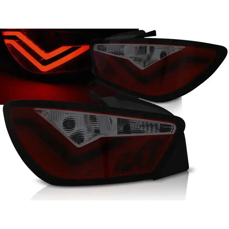 Baklykter Seat Ibiza 6J 3D 06.08-12 i mørk rødt glass med LED-bar, sett fra skrå vinkel.
