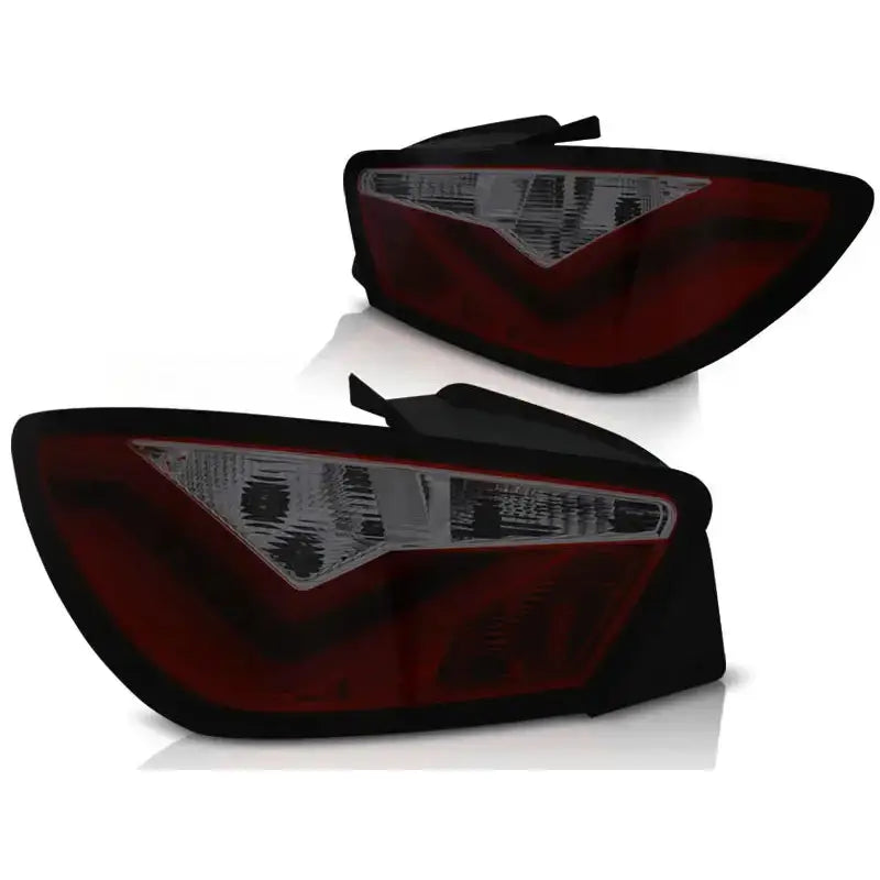 Baklykt Seat Ibiza 6J 3D Red Smoke LED Bar vist fra skrå vinkel med moderne trekantet design.