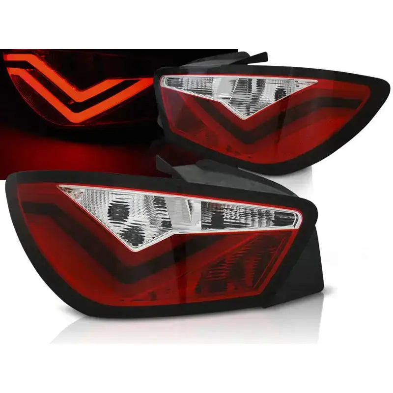 Baklykter Seat Ibiza 6J 3D med rød og hvit LED bar, vist fra skrå vinkel, én lampe tent.