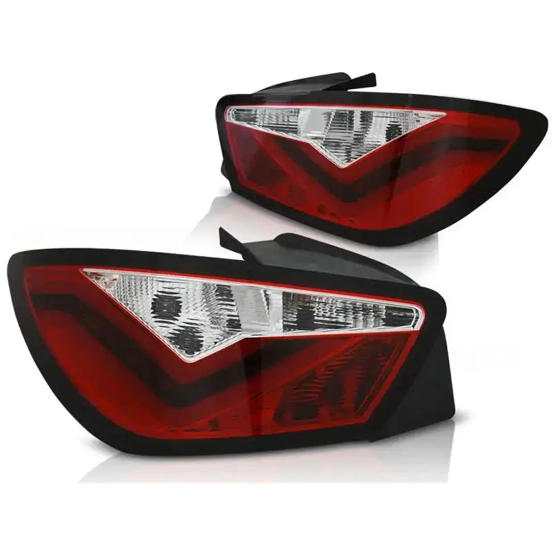 Baklykt Seat Ibiza 6J 3D 06.08-12 LED Bar i rødt og hvitt med sorte kanter, sett fra skrå vinkel.