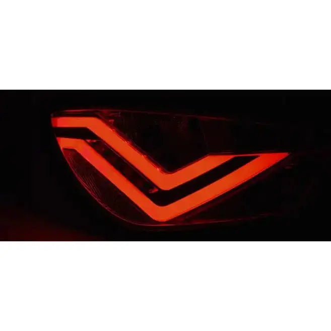 Baklys Seat Ibiza 6J 3D LED med røde og hvite V-formede lyselementer i sort hus, nærbilde fra skrå vinkel.