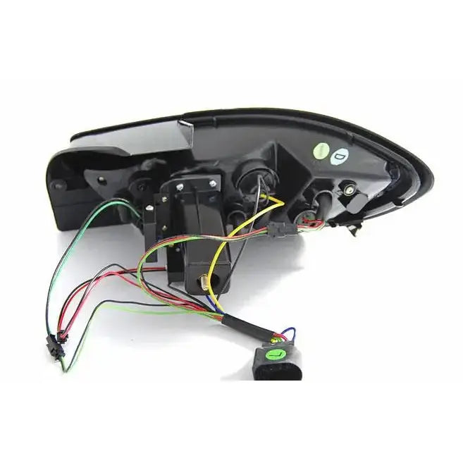 Baklykt Seat Ibiza 6J 3D 06.08-12 bakside med synlige ledninger og elektriske koblinger.