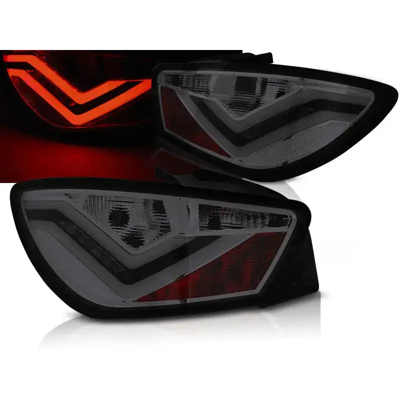 Baklykter Seat Ibiza 6J Hatchback 3D med sotet glass og V-formet LED på hvit bakgrunn.