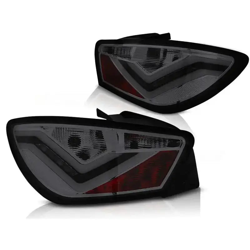 Baklykt Seat Ibiza 6J med rød-røyk LED-bar, vist skrått med V-formede lys mot hvit bakgrunn.