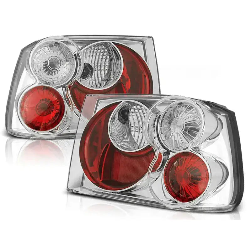 Baklykter Seat Ibiza Hatchback 10.93-08.99 i krom med klart glass og røde detaljer, skrå frontvinkel.