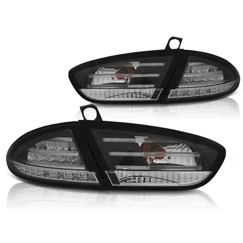 Baklykt Seat Leon 03.09-13 Black Led med svarte detaljer og moderne LED, vist fra skrå frontvinkel.