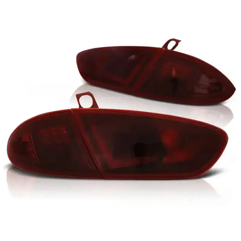 Baklykt Seat Leon 03.09-13 Red Smoke LED Bar vist fra skrå vinkel med festeløkker på toppen.