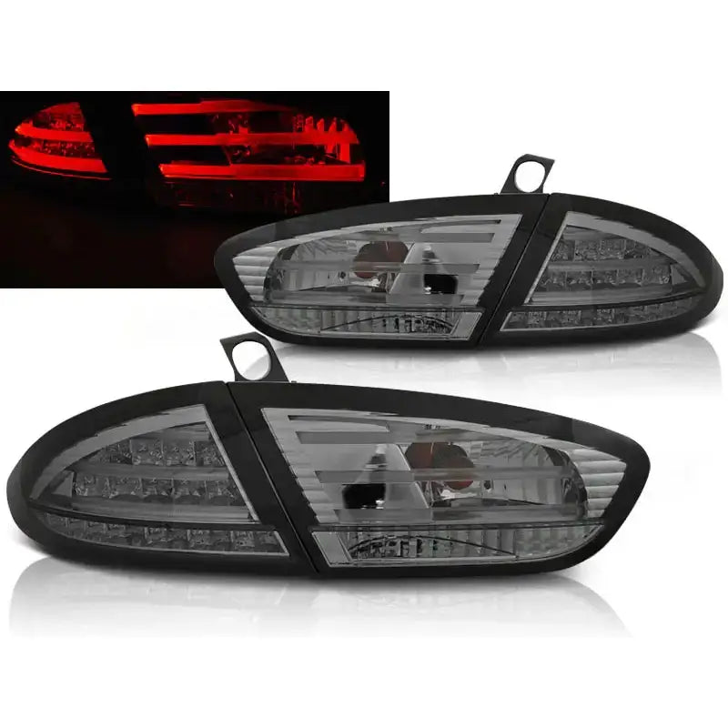 Baklykter Seat Leon 03.09-13 Smoke LED sett forfra, en lykt tent med rødt lys mot hvit bakgrunn.