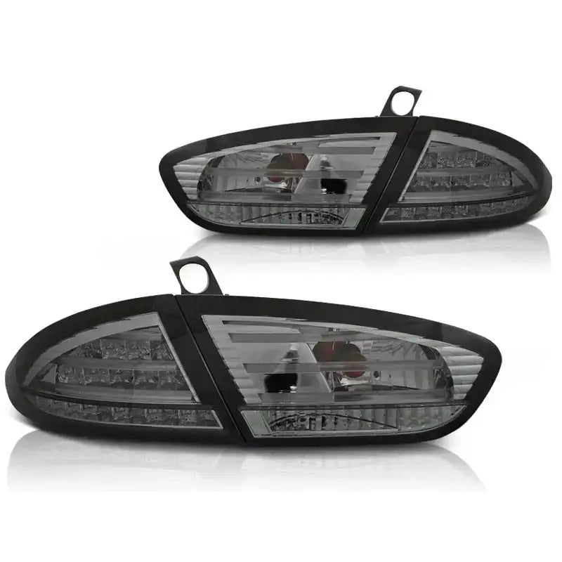 Baklykt Seat Leon 03.09-13 Smoke LED med sotet glass og svarte rammer, sett fra fronten.