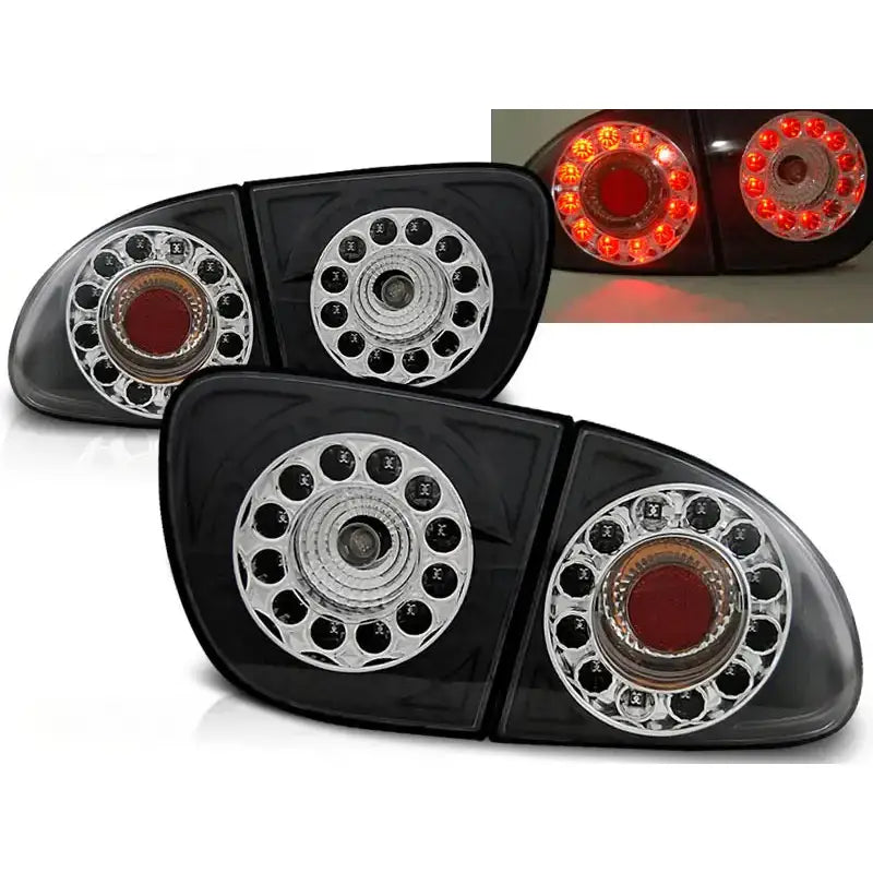 Baklykter Seat Leon Black Circle LED med runde sølv LED-innsatser, nærbilde og tent rødt lys.