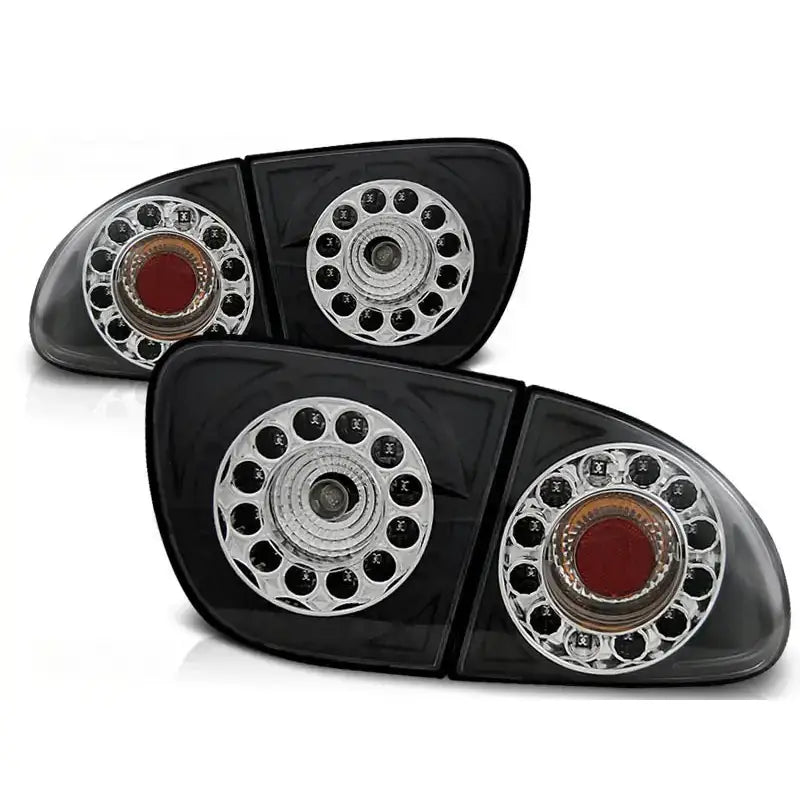 Baklykt Seat Leon Black Circle Led med runde kromdetaljer og rød sirkel, sett fra skrå vinkel.