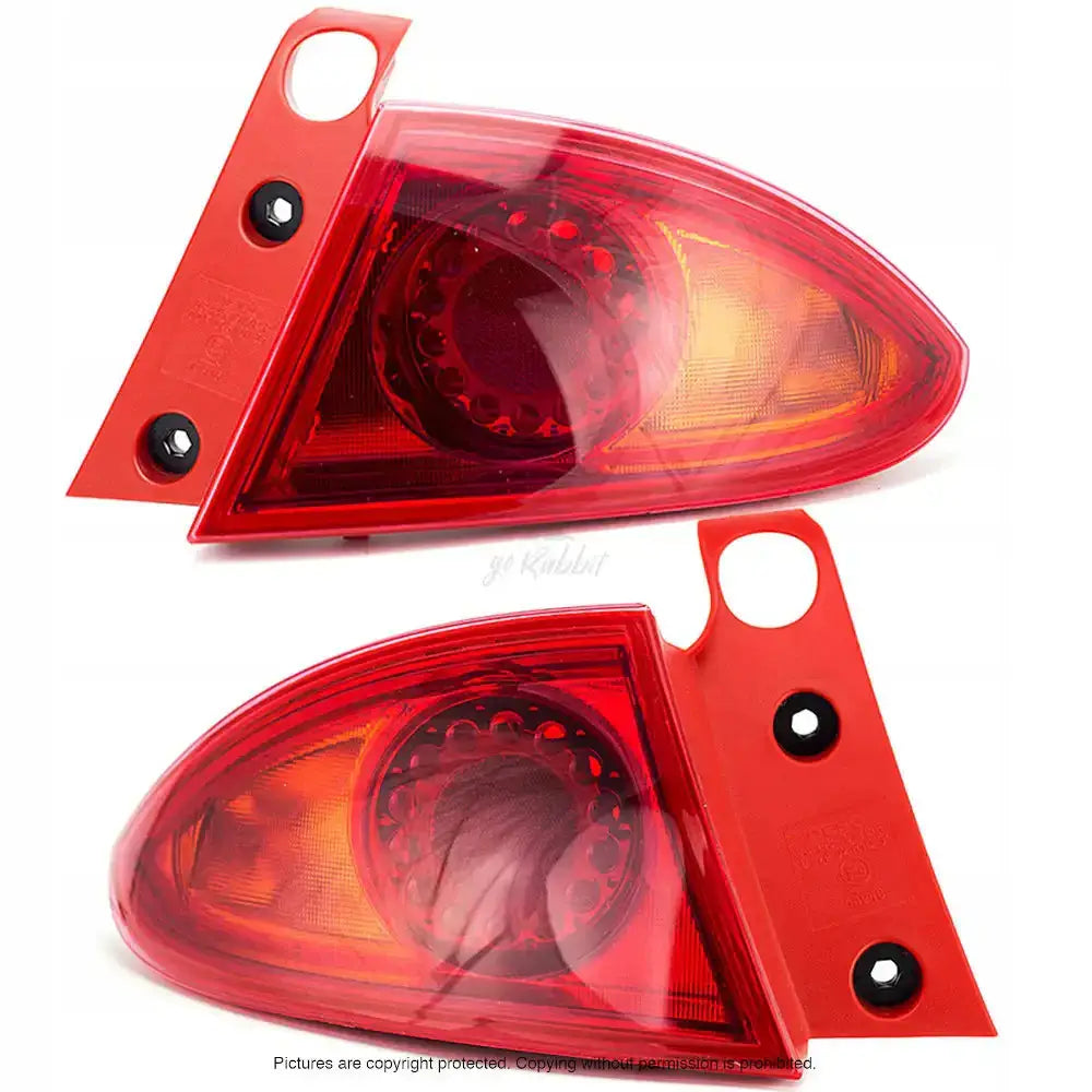 Baklykter Seat Leon 05-09 med rødt plastglass, sorte festeskruer og sirkelmønster, sett skrått forfra.