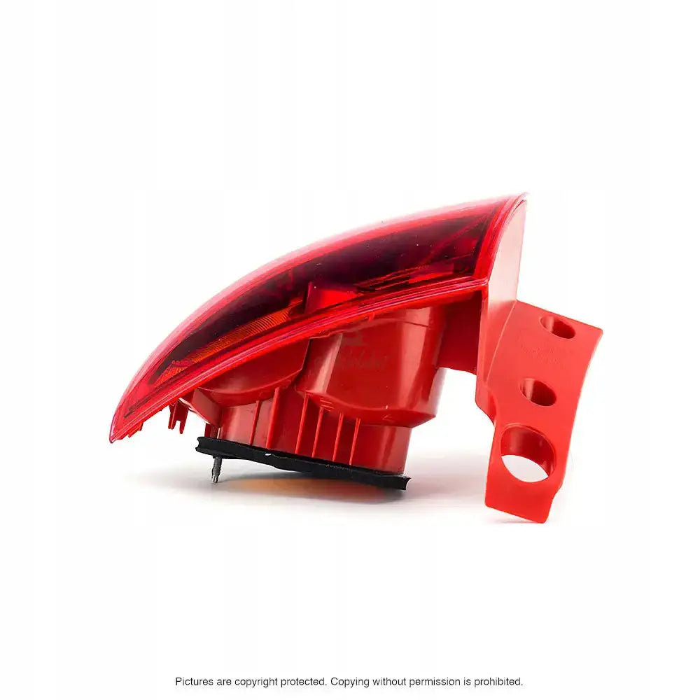 Baklys Seat Leon 05-09 P21W sett fra siden med synlige monteringsfester mot hvit bakgrunn.