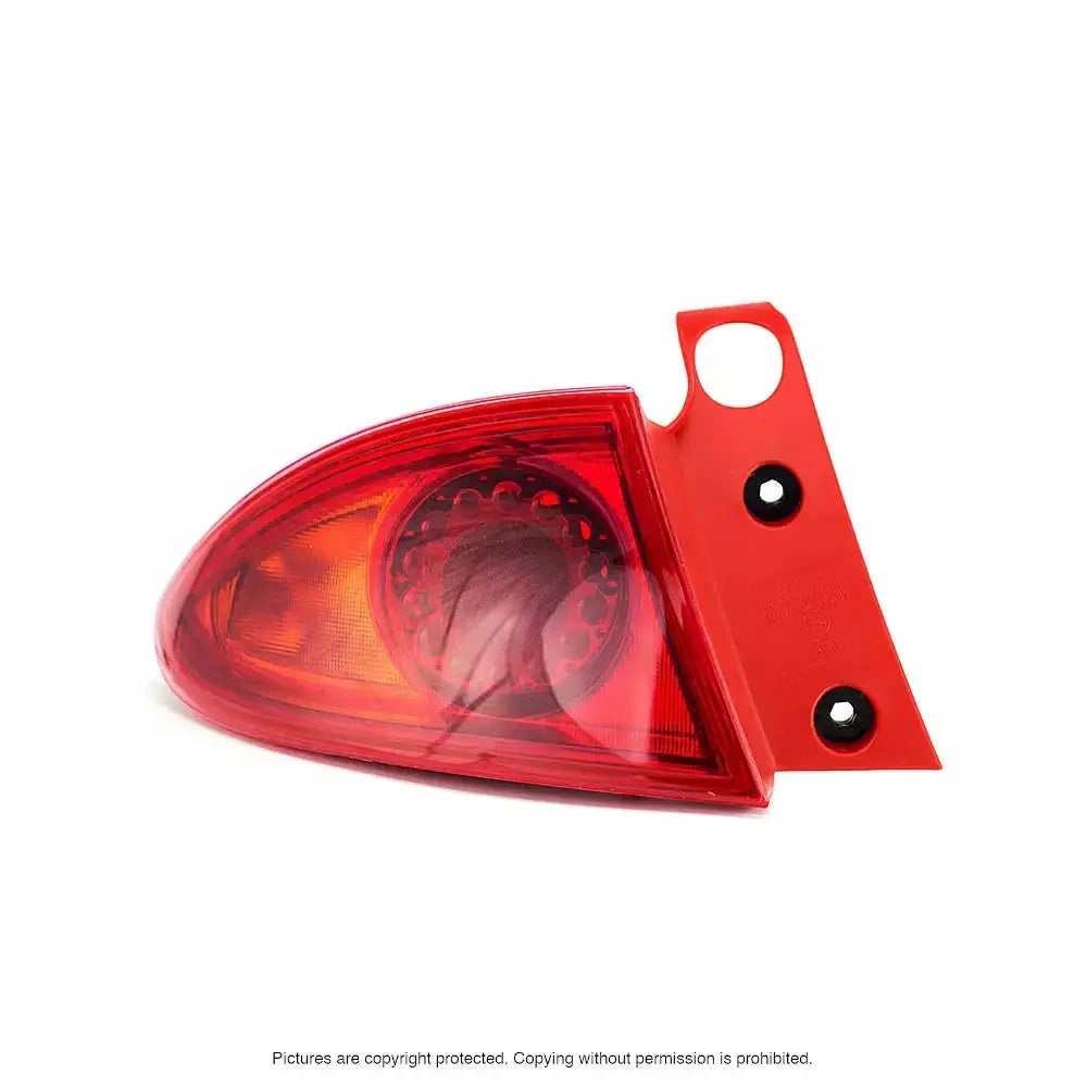 Baklykter Seat Leon 05-09 med avlangt rødt plastlys og rund lyssirkel, sett rett forfra.