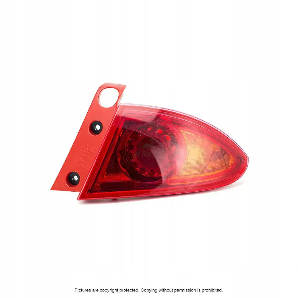 Baklys Seat Leon 05-09 P21W i rød og oransje plast sett fra siden med monteringsfeste på hvit bakgrunn.