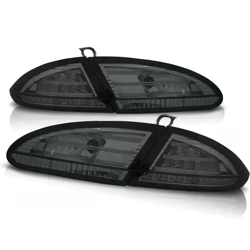 Baklykt Seat Leon 06.05-09 Smoke LED med sotet glass og svarte kanter, sett fra skrå vinkel.