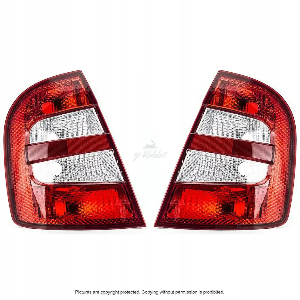 Baklys Skoda Fabia 99-04 P21W sett rett forfra med rød og klar plast mot hvit bakgrunn.