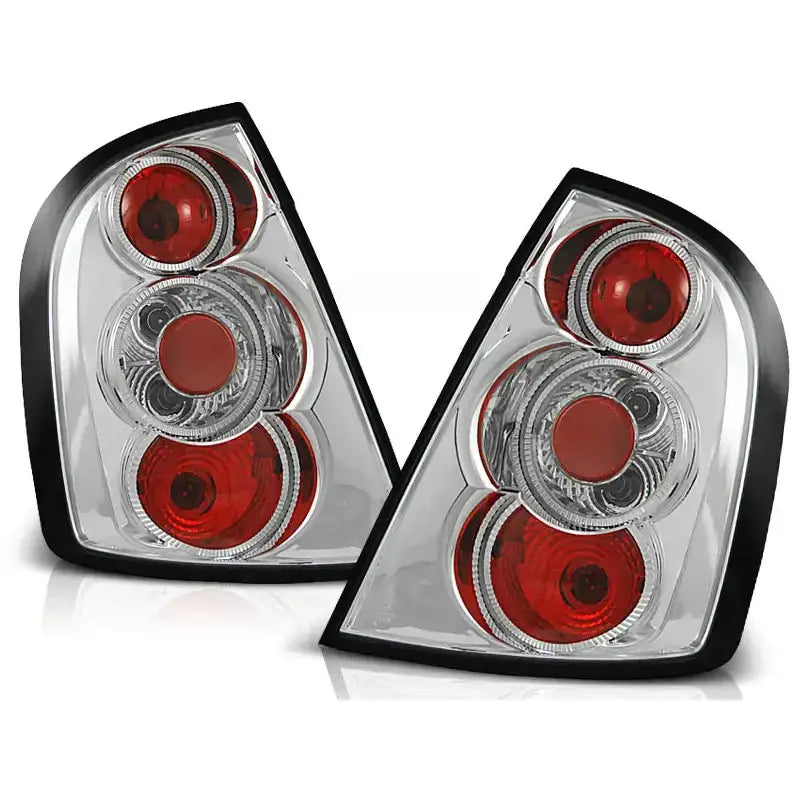 Baklykter Skoda Fabia I med klart glass, røde detaljer og sorte rammer, sett forfra i vinkel.