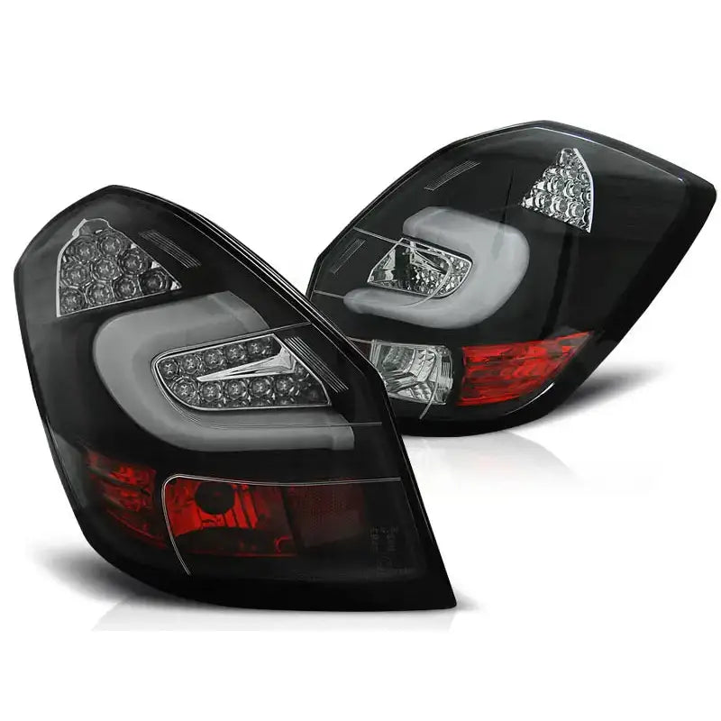 Baklykt Skoda Fabia II Black LED Bar med klart glass, sølvdetaljer og røde geometriske felt.