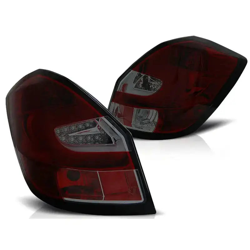 Baklykt Skoda Fabia II 07-14 Red Smoke LED Bar, sett fra skrå vinkel mot hvit bakgrunn.