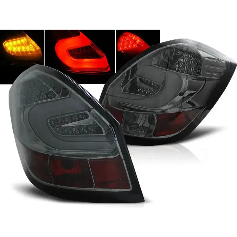 Baklykter Skoda Fabia II 07-14 i sotet plast, skrå vinkel med tent gult og rødt LED-lys.