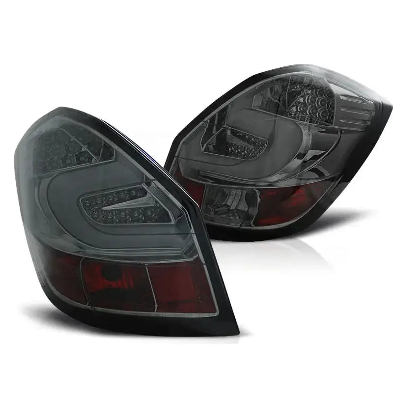 Baklykt Skoda Fabia II 07-14 med LED og røde samt klare felt, sett fra vinkel som viser begge sider.