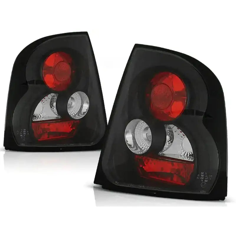 Baklykter Skoda Octavia 03.97-07.00 Liftback med svart ramme og runde røde felt, sett skrått forfra.