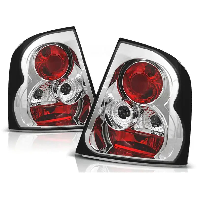 Baklykter Skoda Octavia 03.97-07.00 Liftback i chrome med røde og sølv detaljer, sett forfra.