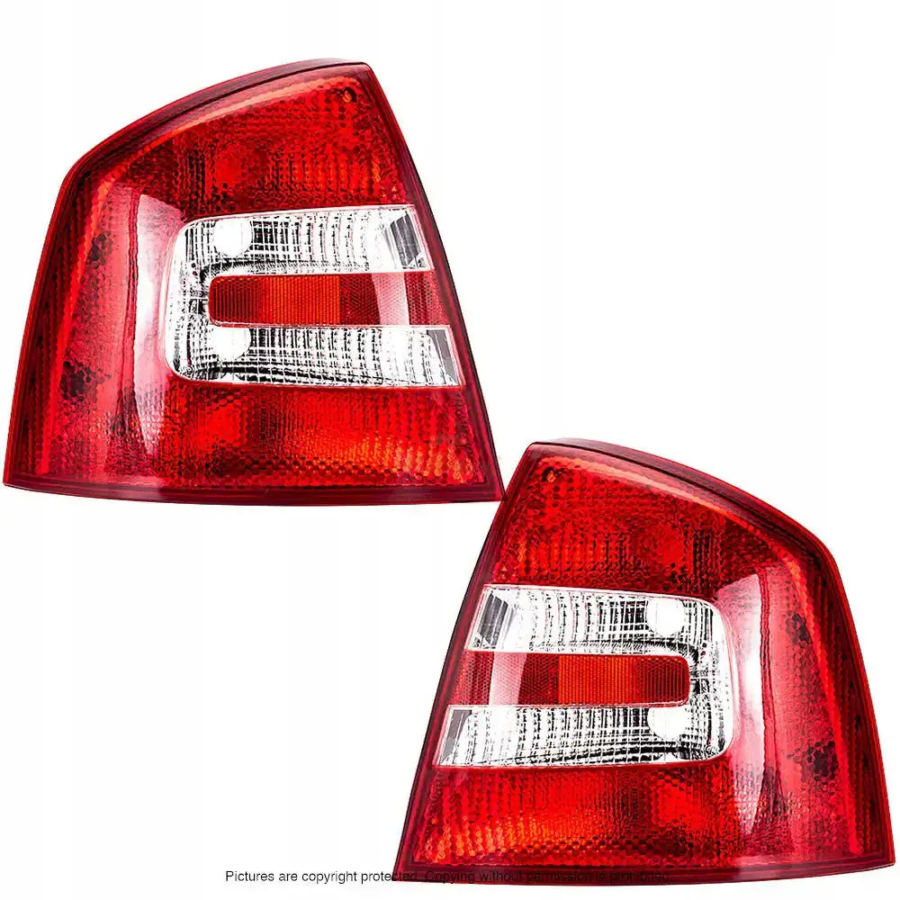 Baklykter Skoda Octavia 05-10 i klart rød og hvit plast, vist fra skrå vinkel på hvit bakgrunn.