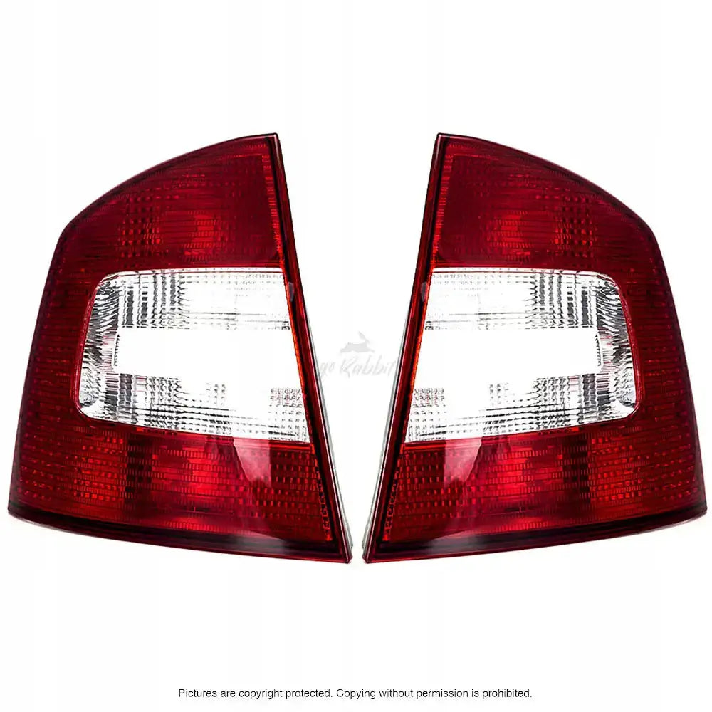 Baklykter Skoda Octavia 2 08-13 sett forfra med rød og klar hvit plast på hvit bakgrunn.